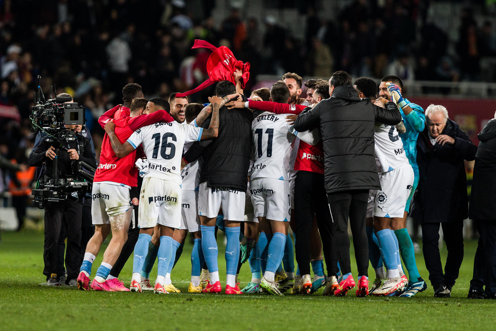 球队准备喜庆活动,庆祝赛季首胜 球队准备喜庆活动,庆祝赛季首胜