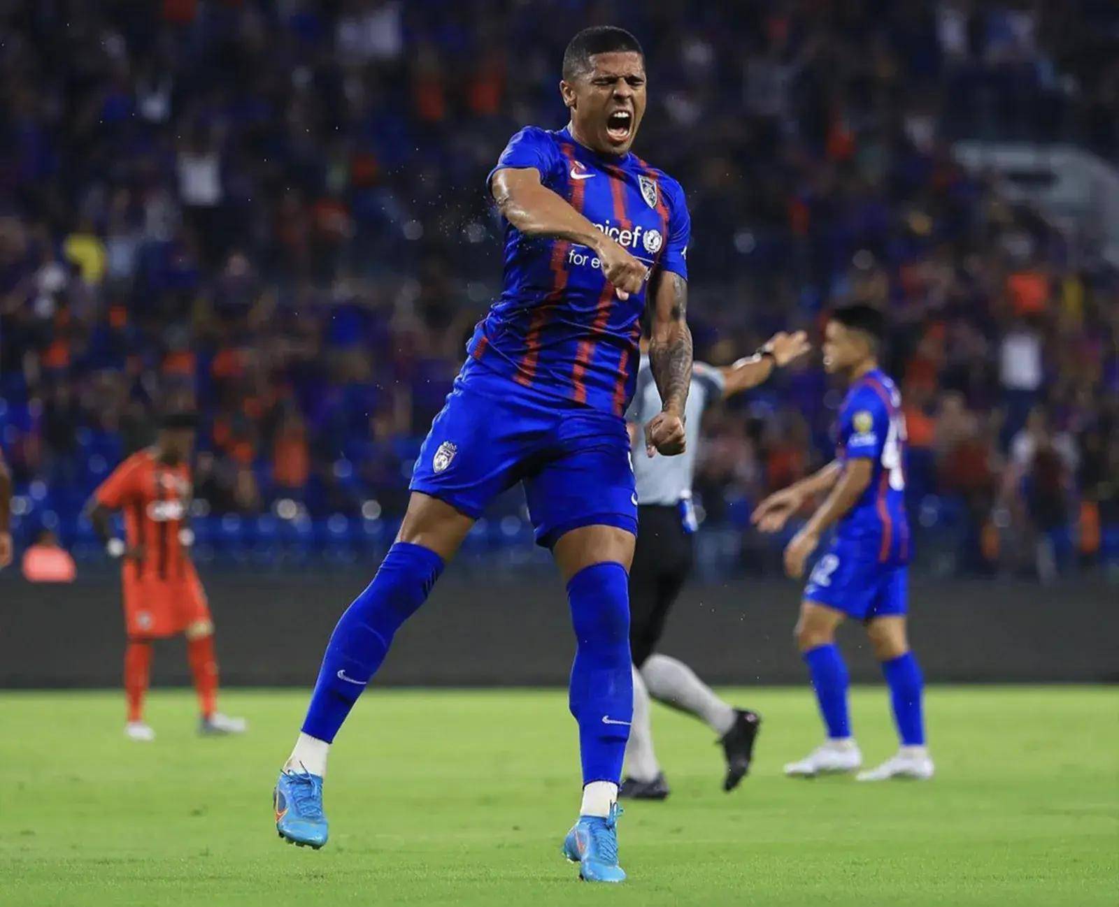 中后卫连续在国际赛场上稳固防守 中后卫连续在国际赛场上稳固防守