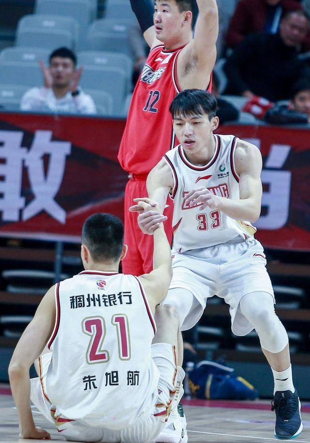 深圳男篮关键时刻稳住局势,全场领先获胜 深圳男篮关键时刻稳住局势,全场领先获胜