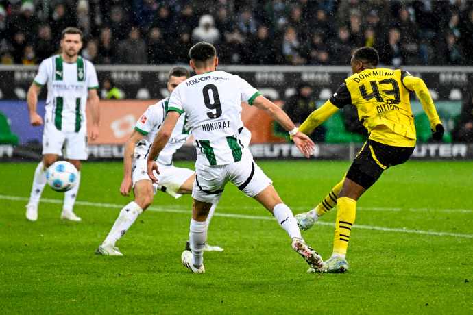 进攻犀利!门兴格拉德巴赫横扫对手晋级四强 进攻犀利!门兴格拉德巴赫横扫对手晋级四强