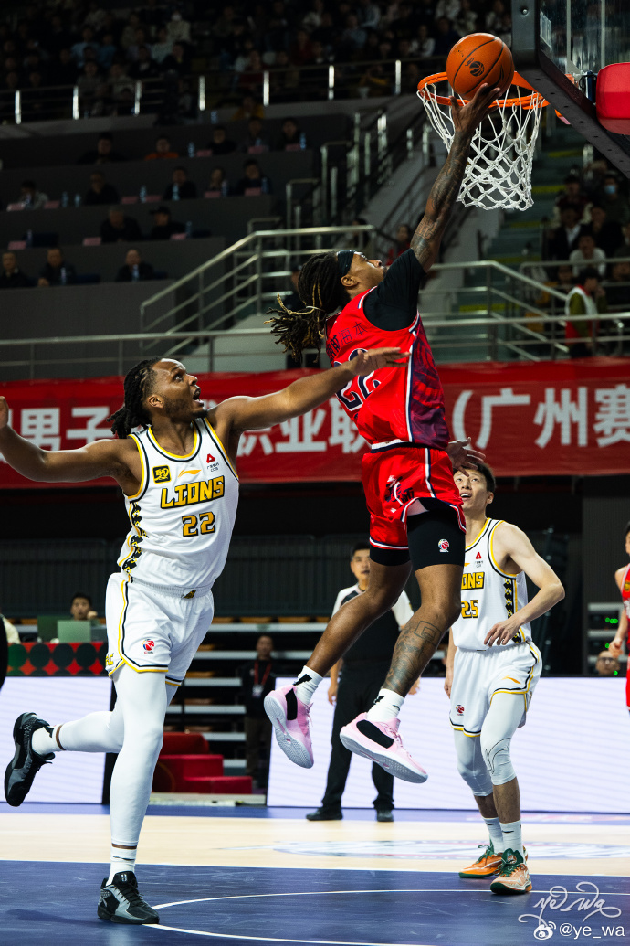 广厦队球员发挥神勇,成功逆转比赛 广厦队球员发挥神勇,成功逆转比赛