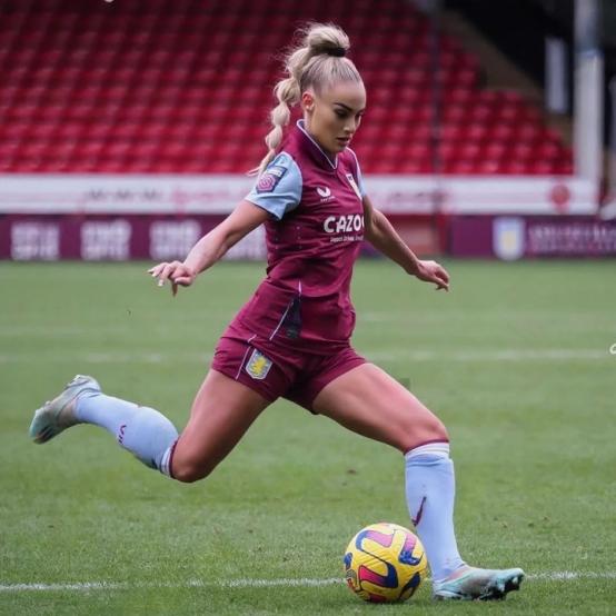 足球比赛场面绝佳,球员风采惊艳完美 足球比赛场面绝佳,球员风采惊艳完美