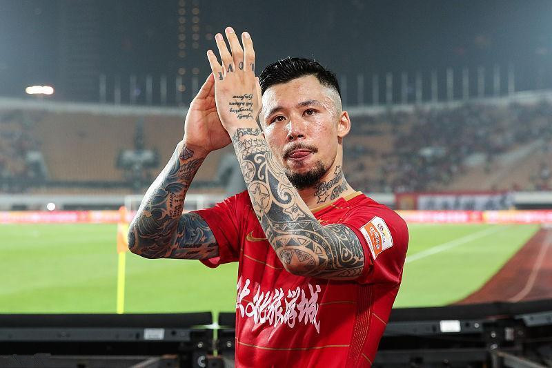 广州恒大狂胜,球迷沸腾欢呼! 广州恒大狂胜,球迷沸腾欢呼!