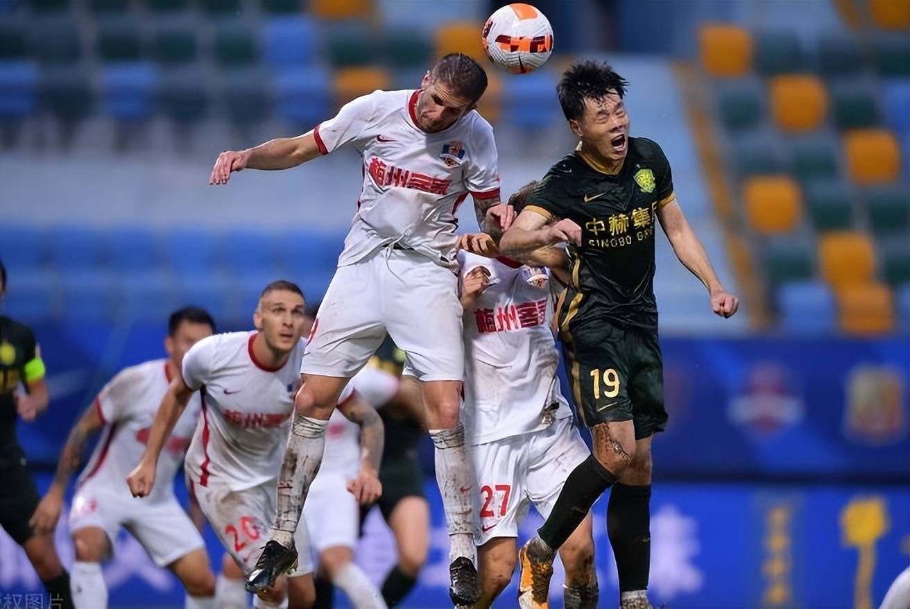 新赛季首胜来临,球迷为球队士气打call 新赛季首胜来临,球迷为球队士气打call