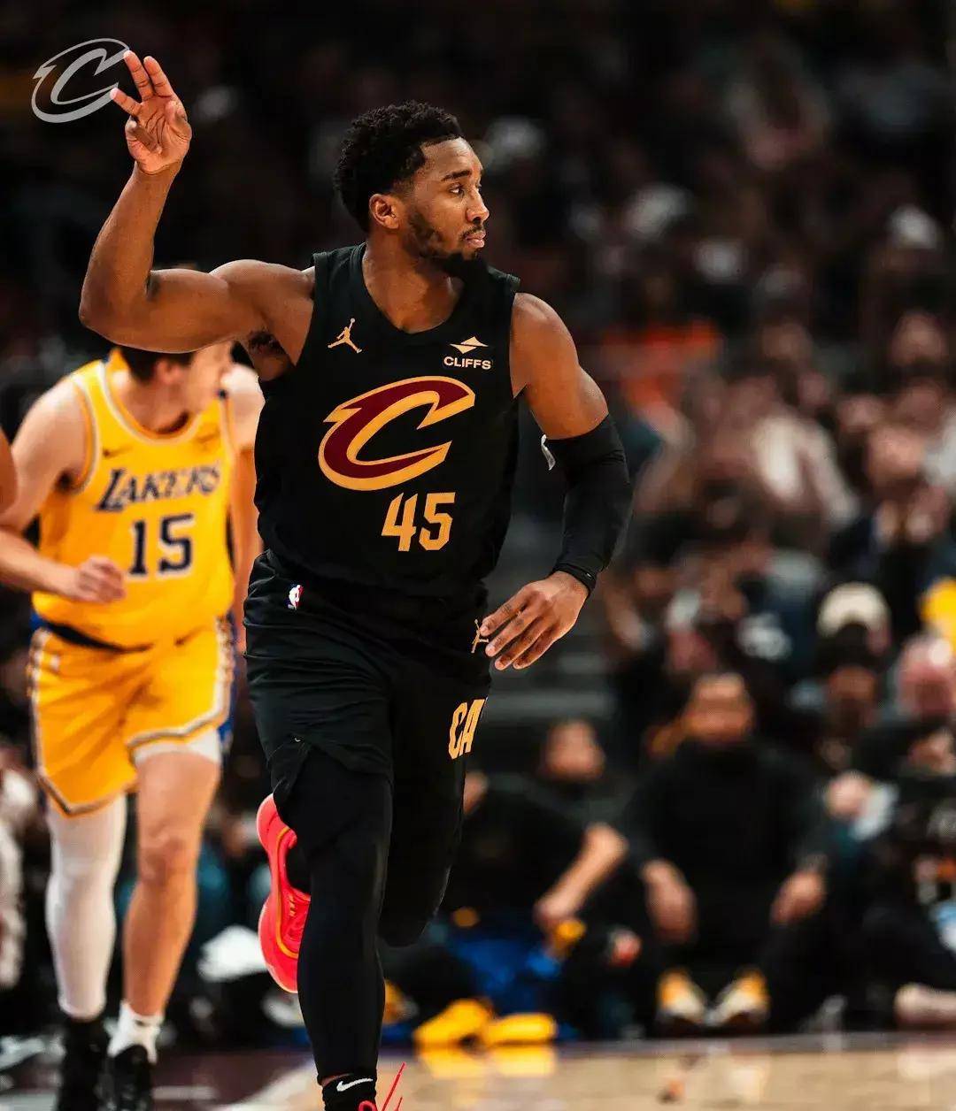 主力球员亮点频出,为球队赢得宝贵战绩 主力球员亮点频出,为球队赢得宝贵战绩