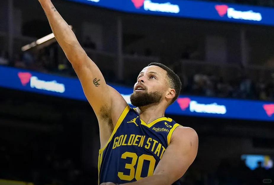 勇士不敌掘金,库里单核难扭转颓势 勇士不敌掘金,库里单核难扭转颓势