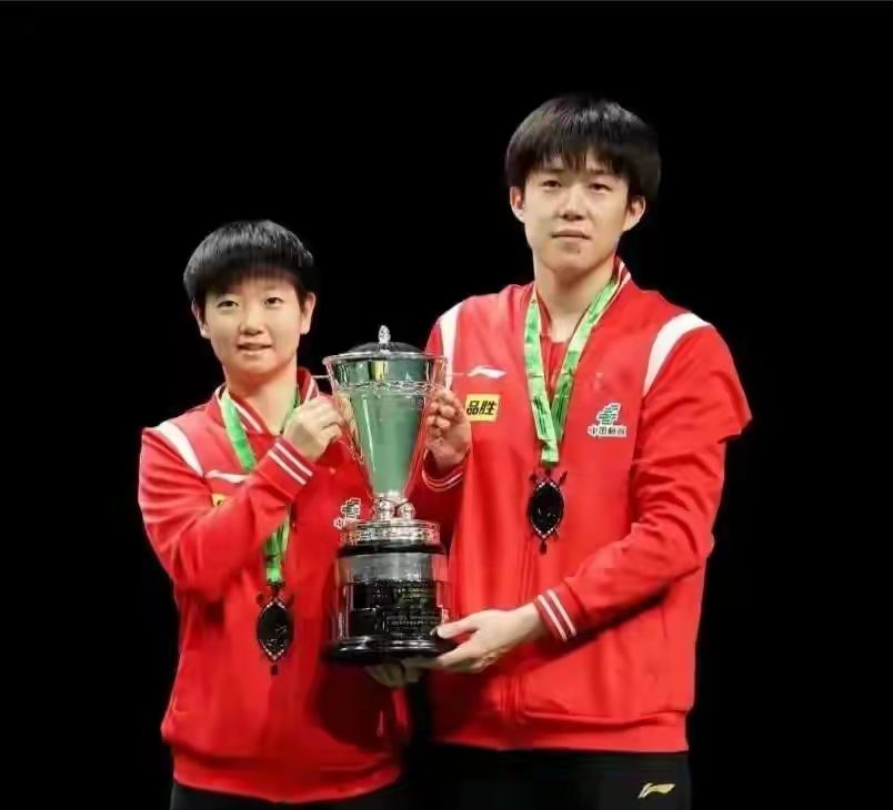 柏林奥运会颁奖典礼隆重举行,选手欢声笑语共庆功绩 柏林奥运会颁奖典礼隆重举行,选手欢声笑语共庆功绩