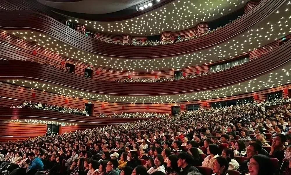 观众席上掌声阵阵见证历史瞬间 观众席上掌声阵阵见证历史瞬间