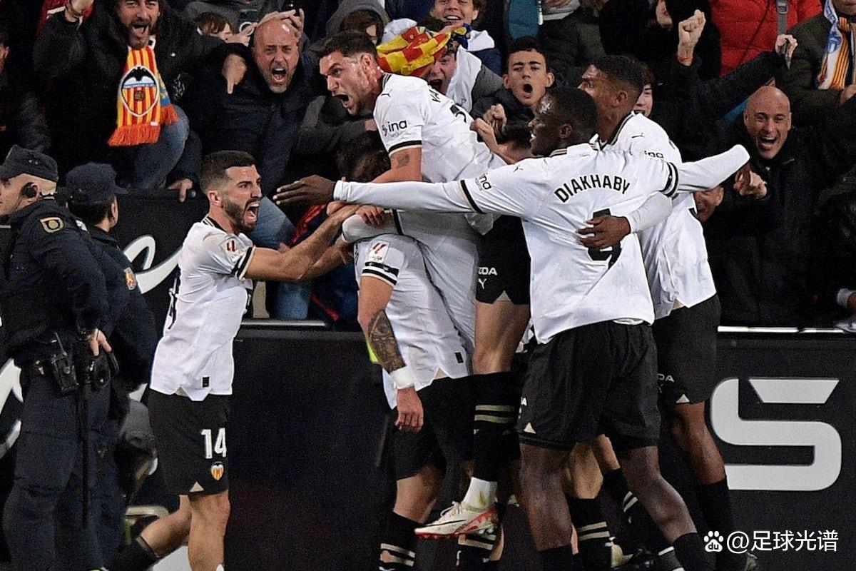 瓦伦西亚教练组举行战术讨论会 瓦伦西亚教练组举行战术讨论会